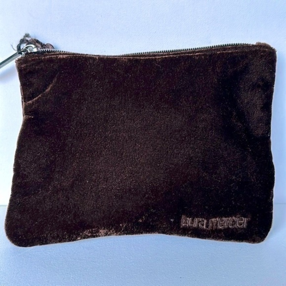 NEW LAURA MERCIER Brown Velvet Tassel Cosmetic Case Bag
Brown velvet